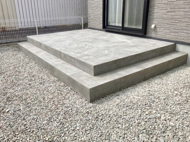 加古川市の外構リフォームで、タイルデッキにタカショーセラレバンテを使用した事例