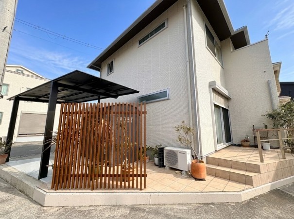 加古川市の外構リフォームで、カーポートと目隠しを設置した施工例