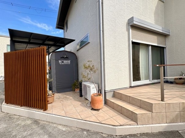 加古川市の外構リフォームで、カーポートと目隠しフェンスを設置した施工例