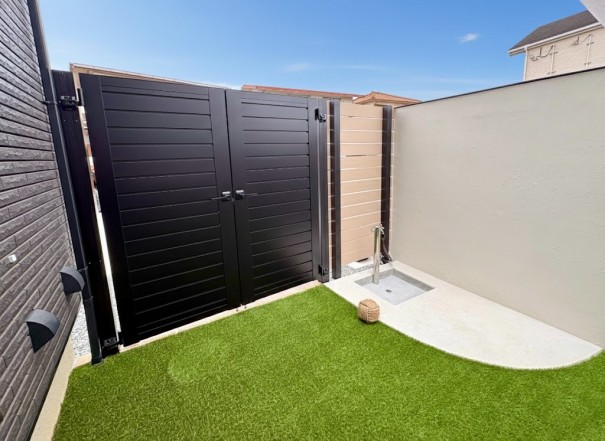 0012 人工芝の広いドックランと、ワンちゃんの足を洗うガーデンパンのある三木市の外構