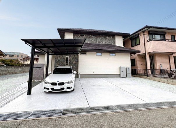 002 加古川市の外構で、LIXILネスカF 1台用 ブラックポリカを施工した施工例