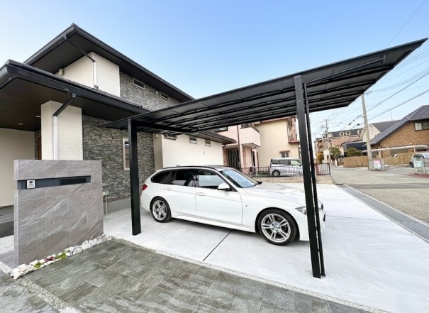 008 加古川市の新築外構で、1台用 LIXILネスカF ロング柱 ブラックポリカを施工した、チェリーブロッサムガーデン