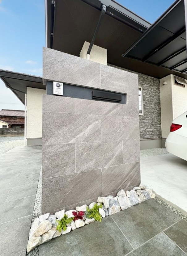 009 加古川市の新築外構で、タカショーアヴェルサを使用したデザイン門柱