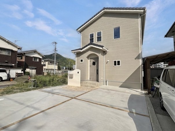 兵庫県姫路市新築土間コンクリート目地にユニソンソイルレンガ210アンチックイエローの施工例