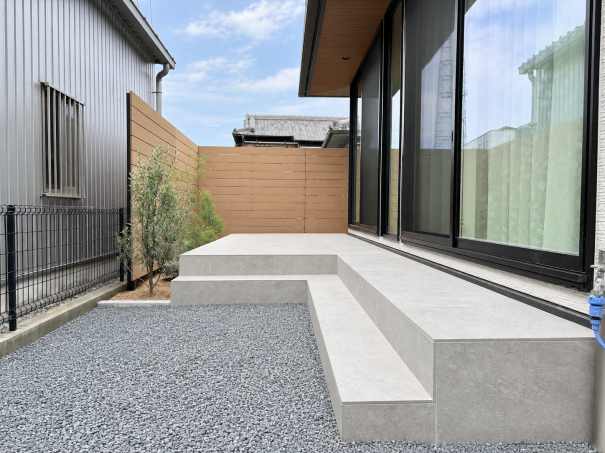 兵庫県姫路市新築外構タイルデッキ 目隠しフェンスの施工例