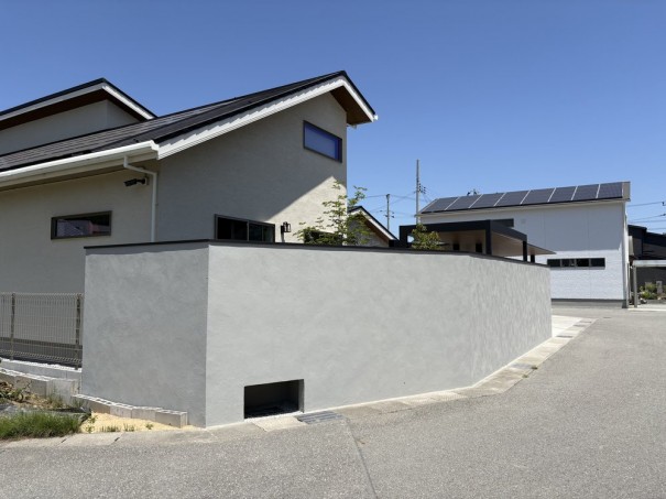 赤穂市新築外構塀ジョリパット塗装 色はT3001で笠木はタカショーエバーアートウッド笠木160幅色はマットブラックを6本使用した外から見た様子