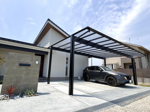 IMG_1434 加古川市の新築外構で、三協8アルミ スカイリード両側支持タイプ 3台用を使用した事例