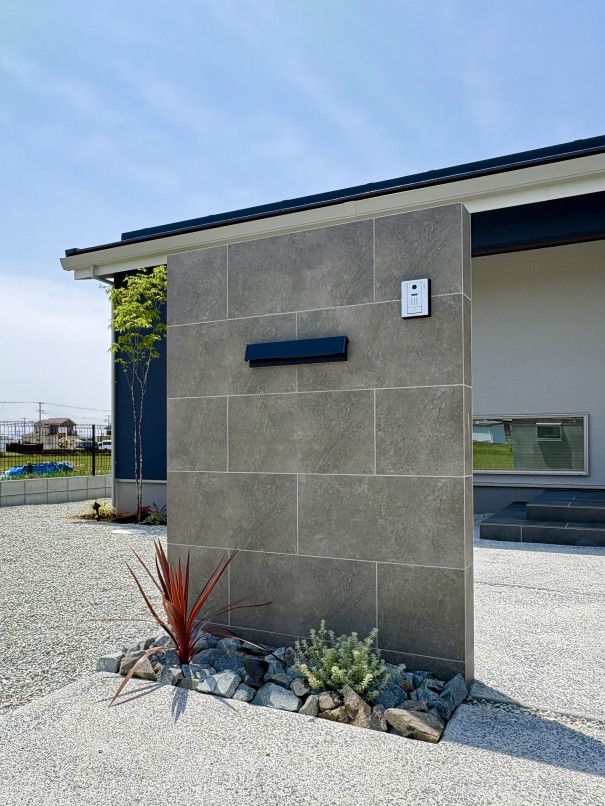 IMG_1446 加古川市の新築外構でデザイン門柱の前に植栽を植えた施工例