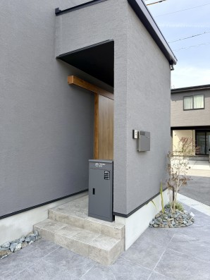 IMG_3207 姫路市の新築外構でアプローチにオオムラタイル エコストーンダークを使用した施工