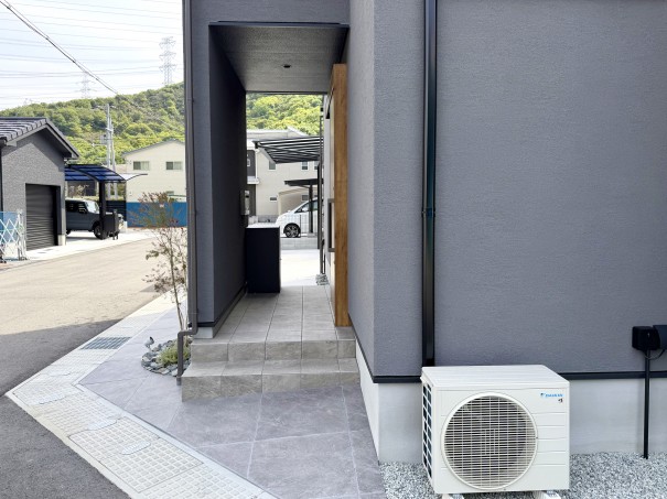 IMG_3212 姫路市の新築外構で、アプローチをオオムラタイルで仕上げた事例