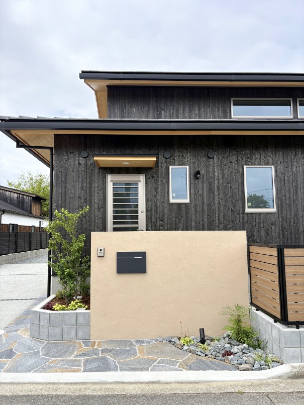 IMG_3416 高砂市新築外構デザイン門柱ジョリパッド塗装T3022ポストユニソンヴィコと植栽の施工実績