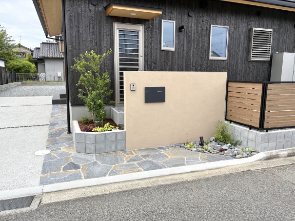 IMG_3536 高砂市新築外構デザイン門柱ジョリバッド塗装T3022ポストユニソンヴィコマットブラック施工例