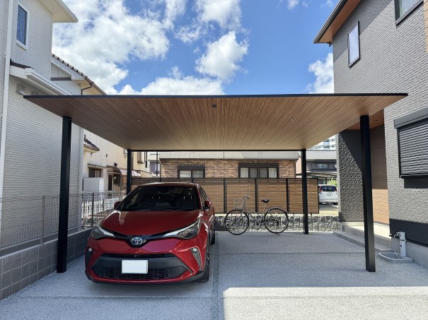IMG_5773 兵庫県姫路市新築YKKAPプレーンリーフ 600タイプ 2台用 ドライチーク+ブラック と目隠しフェンスにLIXILフェンスフェンスAB YS3型の施工例