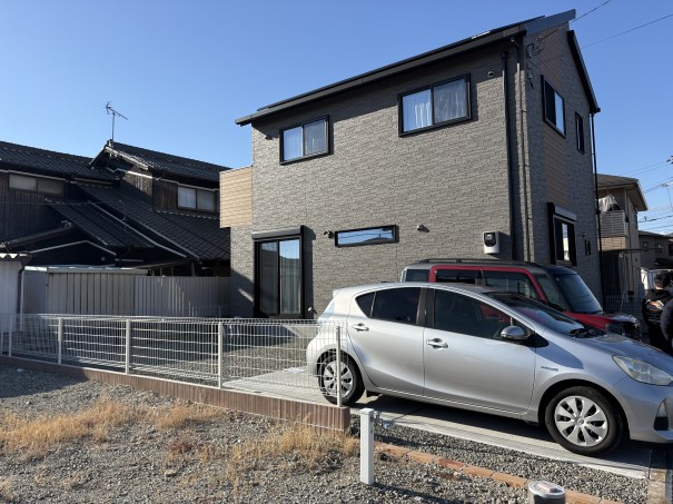 加古川市の外構リフォームで、タイルデッキと目隠しフェンスを増設したビフォーアフター