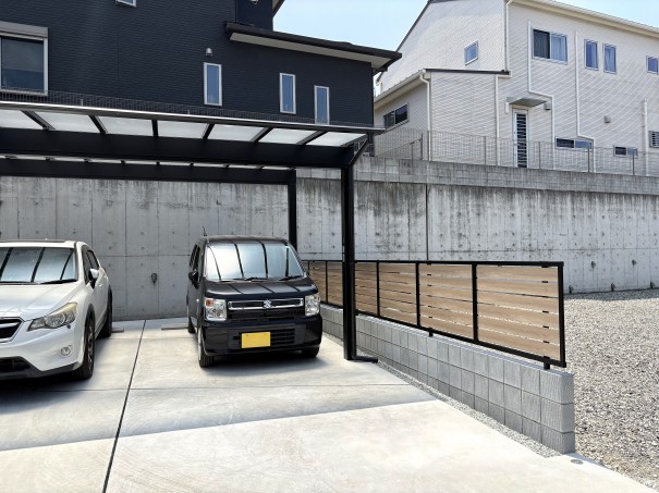 IMG_6348 加古郡稲美町新築外構LIXILフェンスフェンスABYS3型ブラック+オークの目隠しフェンスの施工例