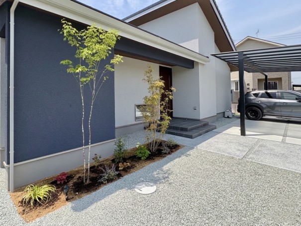 IMG_6977 加古川市の新築外構で、花壇にアオダモを中心とした植栽を施した施工事例