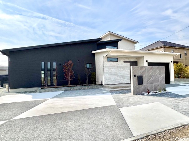 加古川市の新築外構で、広い人工芝のドックランのあるお庭の施工例