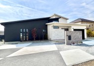 加古川市の新築外構で、広い人工芝のドックランのあるお庭の施工例