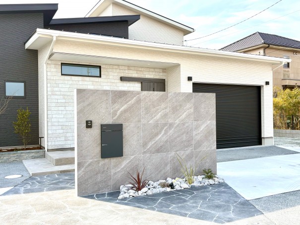 加古川市の新築外構で、タカショーのタイル　アヴェルサを使用したデザイン門柱