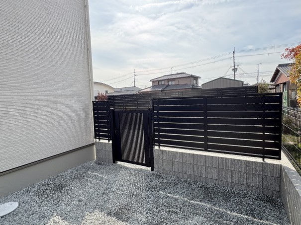 南側のお庭に、広いドックランとゴルフの練習ができる人工芝のお庭がある新築外構