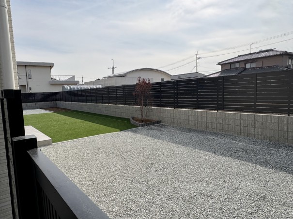 広いドックランのお庭が広がる、加古川市の新築外構例
