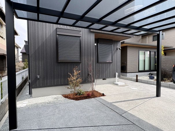 IMG_7986 加古川市の新築外構で、三協アルミ スカイリード両側支持 梁延長 熱線遮断ポリカ ブルースモークを施工した施工例