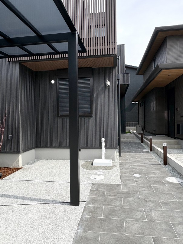 IMG_7990 加古川市の新築外構で、タイル貼りのアプローチにタカショー グランドライトを施工した施工例