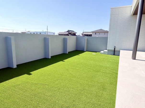 加古川市の新築外構で、広い裏庭に人工芝を施工した事例