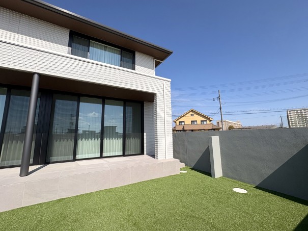 加古川市の新築外構で、裏庭に人工芝を施工した施工事例