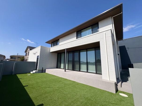 加古川市の新築外構で、広い裏庭にタイルデッキと人工芝を施工した施工事例