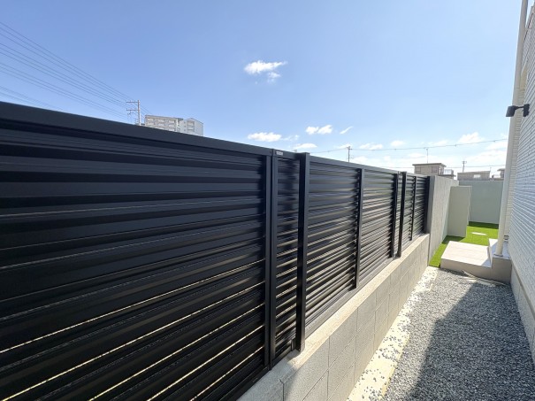 加古川市の新築外構で、目隠しフェンスに三協アルミ　レジリア　YL2型　ブラックを使用した施工事例