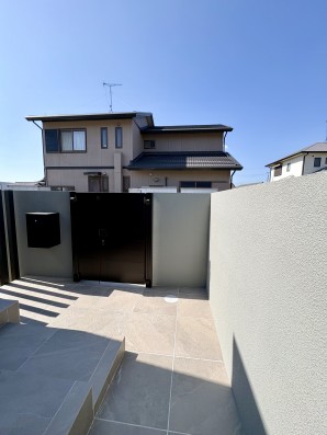 加古川市の新築外構で、門扉にYKK ルシアス　YM2型　カームブラックを使用した施工例