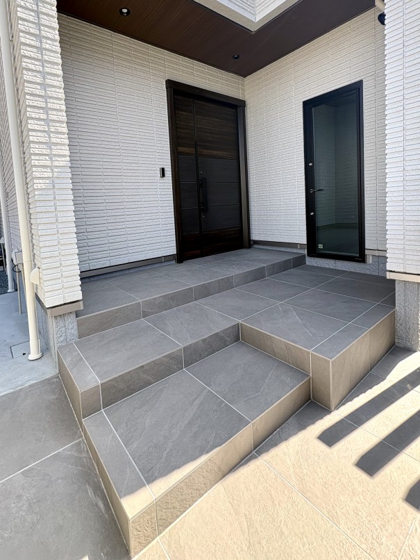 加古川市の新築外構で、階段状のタイルアプローチを施工した施工例