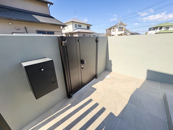 加古川市の新築外構で、ナスタの宅配ボックスを施工した事例