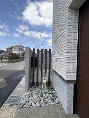 加古川市の新築外構で、玄関周りにタカショー　角柱　マットブラックを使用した施工例