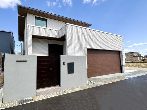 加古川市の新築外構でYKK ルシアス門扉を施工したクローズド外構