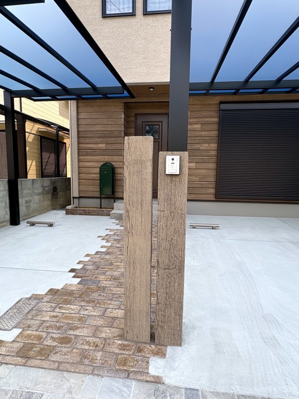 IMG_8699 高砂市の新築外構で、アプローチにユニソンブルディペイパー マッドチャコールを使用した施工例