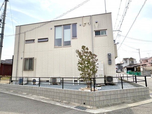 加古川市の新築外構で、フレームフェンスを使用した施工例