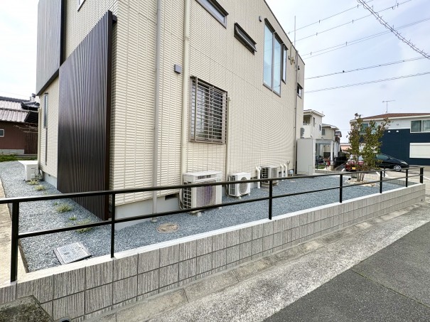 加古川市の新築外構で、目隠しフェンスにLIXILのフレームフェンス　フェンスAL を使用した事例