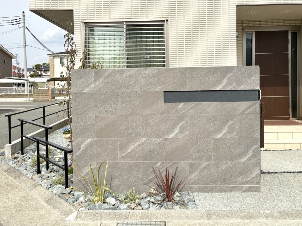 加古川市の新築外構で、タカショーのタイル　アヴェルサ　シルバーのタイルを貼った大きなデザイン門柱の施工事例
