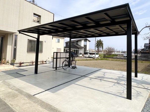 加古川市の新築外構で、カーポートにLIXIL ネスカF 2台用　ブラックマットポリカを設置した事例