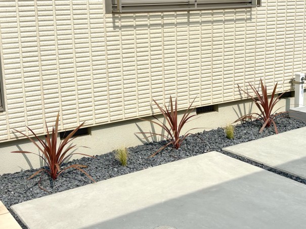 加古川市の新築外構で、ドライガーデン風の植栽を施した事例
