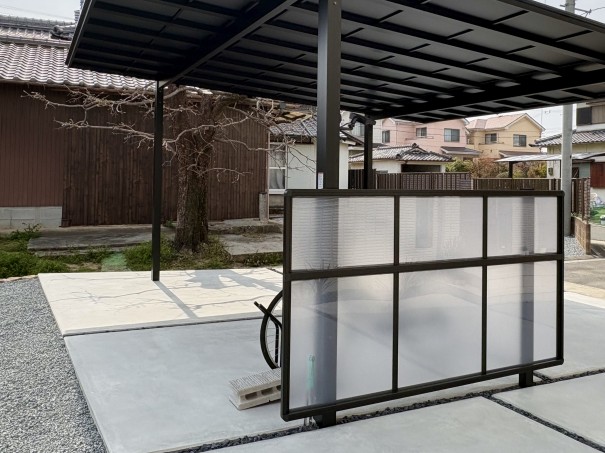 加古川市の新築外構で、LIXIL カーポート　ネスカFにサイドパネル2段を付けた施工例