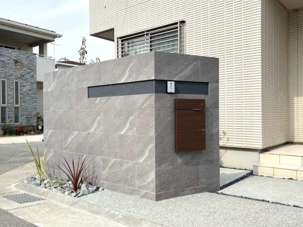 加古川市の新築外構で、門袖のあるモダンなデザイン門柱の施工例