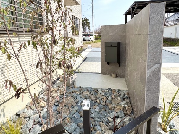 加古川市の新築外構で、宅配ボックスにユニソン　ヴィコDB100　ウォールナットを使用した事例