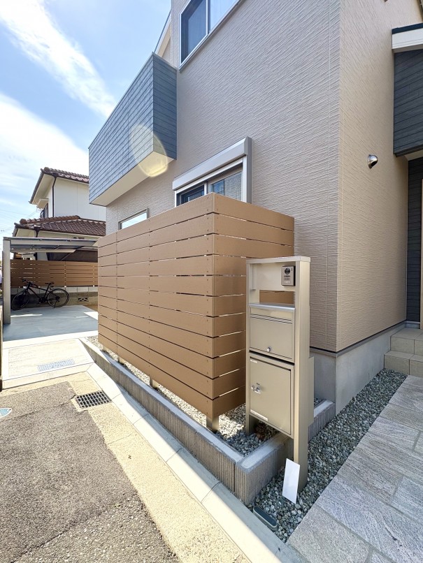 IMG_8831 加古川市の新築外構で、目隠しフェンスにエコモックフェンス サンディーブラウンを使った事例