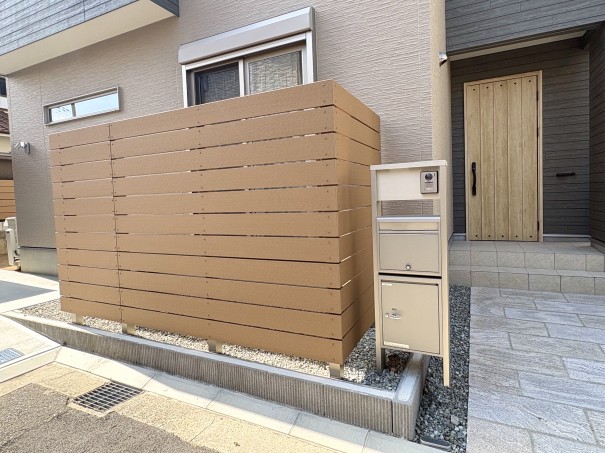 IMG_8853 加古川市の新陸外構で、機能門柱と目隠しフェンスの施工例