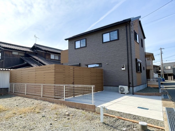 加古川市の外構リフォームで、目隠しフェンスを増設した事例