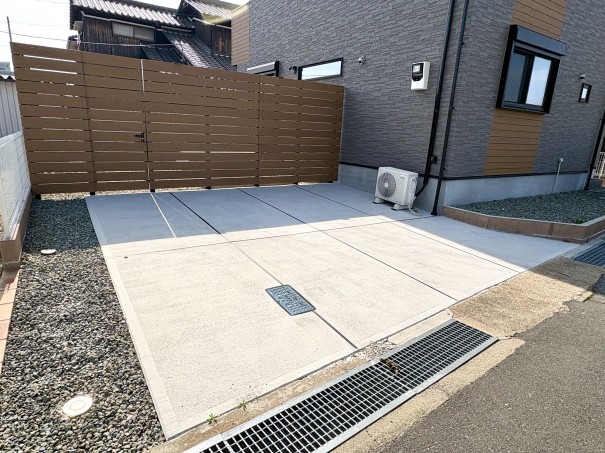 加古川市の外構リフォームで、目隠しにエコモックフェンスを設置した施工例