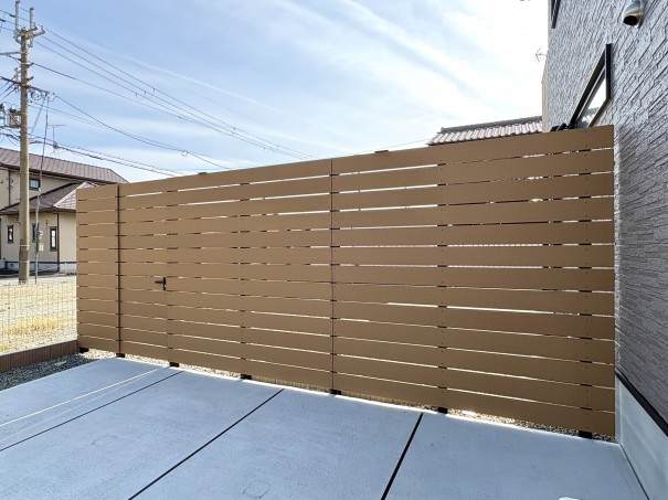 加古川市の外構リフォームで、目隠しにエコモックサンディブラウンを使用した例